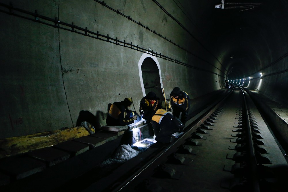 安定铁路运营隧道病害现状